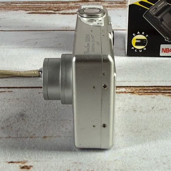 Canon PowerShot SD200 3.2MP Silver Digital Camera with Charger - Picture 3 of 8